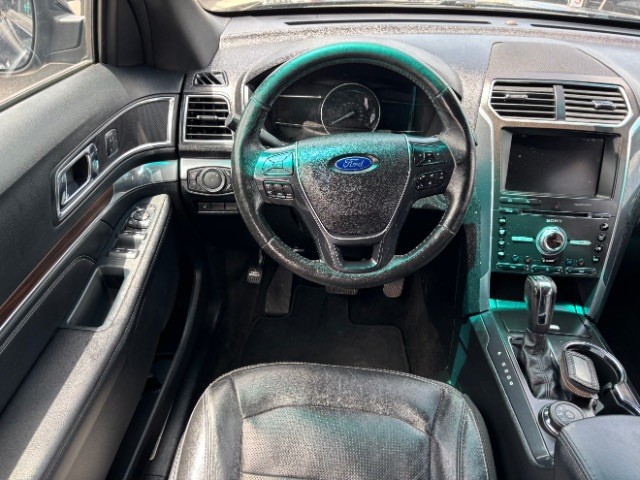 Ford Explorer Vehicle Full-screen Gallery Image 09