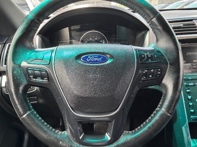 Ford Explorer Vehicle Full-screen Gallery Image 13
