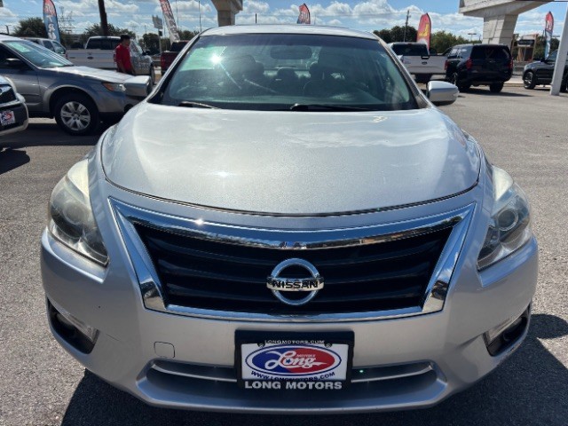 Nissan Altima Vehicle Full-screen Gallery Image 02