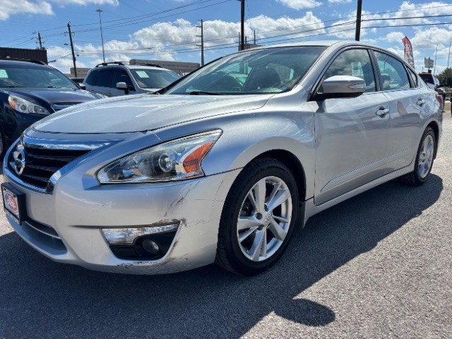 Nissan Altima Vehicle Full-screen Gallery Image 03
