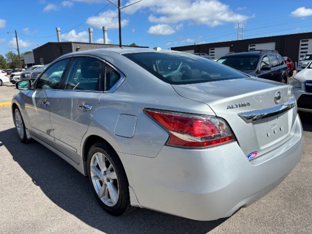 Nissan Altima Vehicle Full-screen Gallery Image 04
