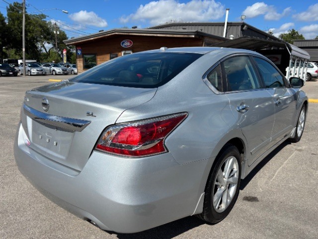 Nissan Altima Vehicle Full-screen Gallery Image 05