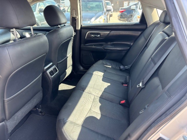 Nissan Altima Vehicle Full-screen Gallery Image 06