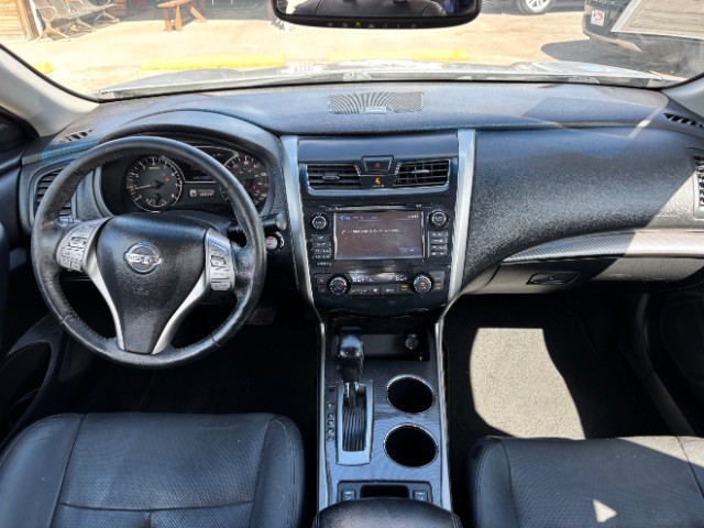 Nissan Altima Vehicle Full-screen Gallery Image 07