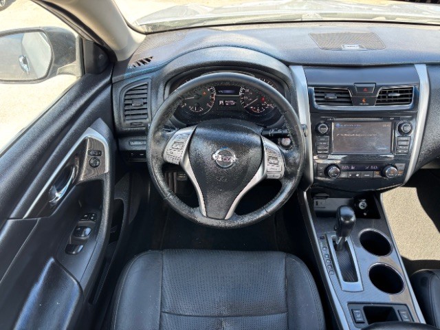 Nissan Altima Vehicle Full-screen Gallery Image 08