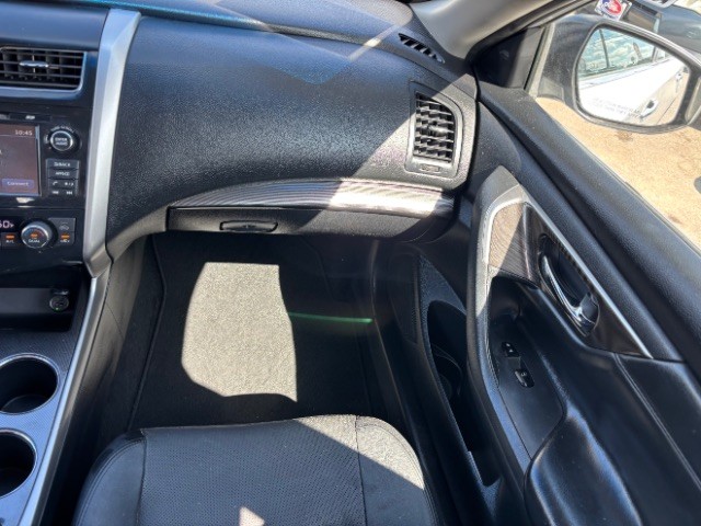 Nissan Altima Vehicle Full-screen Gallery Image 09