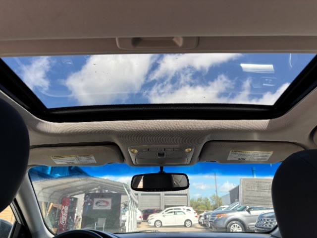 Nissan Altima Vehicle Full-screen Gallery Image 10