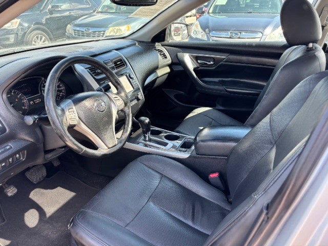 Nissan Altima Vehicle Full-screen Gallery Image 11