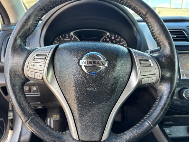 Nissan Altima Vehicle Full-screen Gallery Image 13