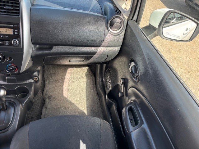 Nissan Versa Note Vehicle Full-screen Gallery Image 09