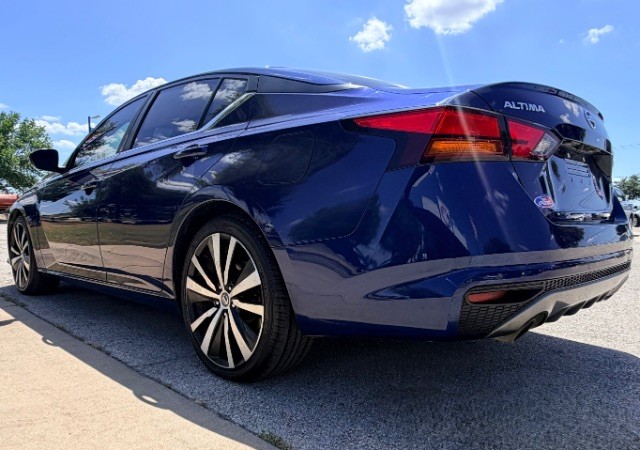 Nissan Altima Vehicle Full-screen Gallery Image 05