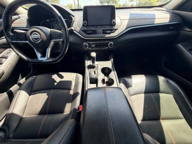 Nissan Altima Vehicle Full-screen Gallery Image 06