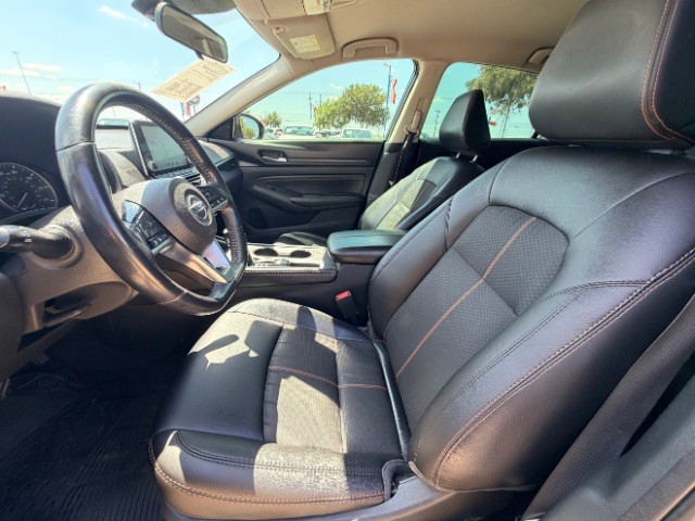 Nissan Altima Vehicle Full-screen Gallery Image 07