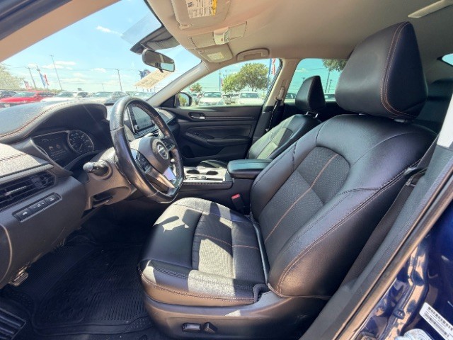 Nissan Altima Vehicle Full-screen Gallery Image 08