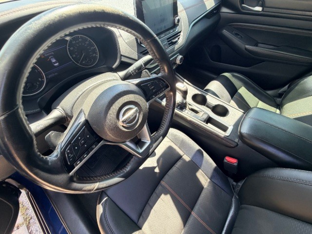 Nissan Altima Vehicle Full-screen Gallery Image 09