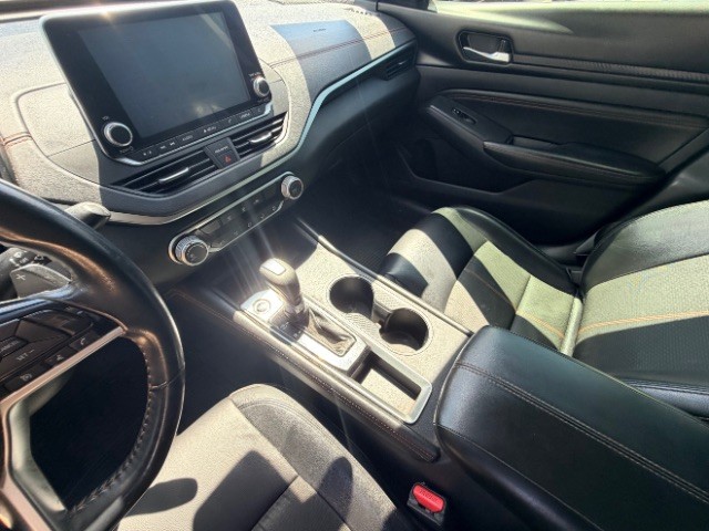 Nissan Altima Vehicle Full-screen Gallery Image 10