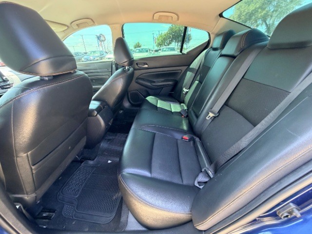 Nissan Altima Vehicle Full-screen Gallery Image 11
