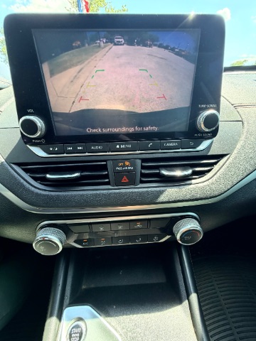Nissan Altima Vehicle Full-screen Gallery Image 12