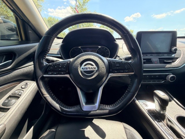 Nissan Altima Vehicle Full-screen Gallery Image 13