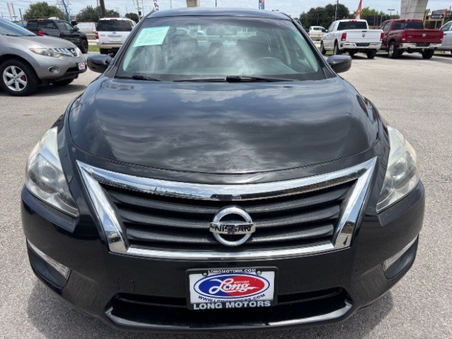 Nissan Altima Vehicle Full-screen Gallery Image 02