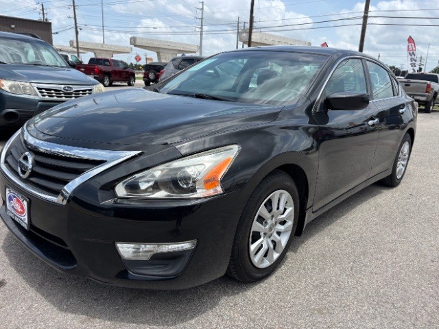 Nissan Altima Vehicle Full-screen Gallery Image 03