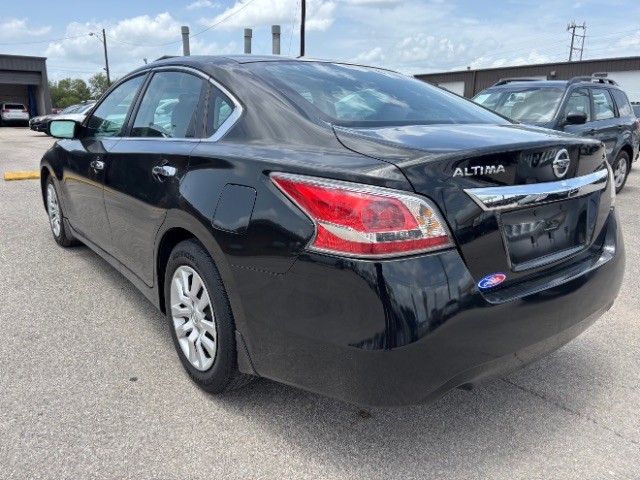 Nissan Altima Vehicle Full-screen Gallery Image 04