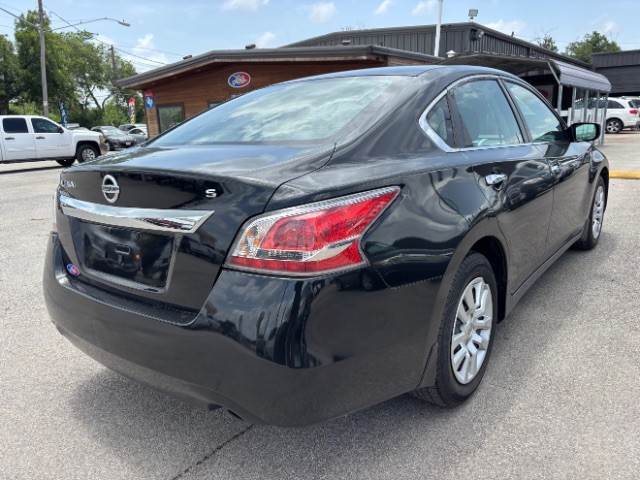 Nissan Altima Vehicle Full-screen Gallery Image 05