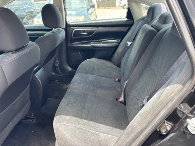 Nissan Altima Vehicle Full-screen Gallery Image 06