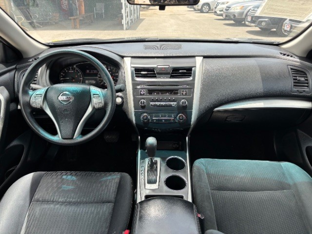 Nissan Altima Vehicle Full-screen Gallery Image 07