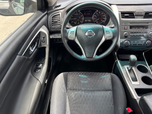 Nissan Altima Vehicle Full-screen Gallery Image 08