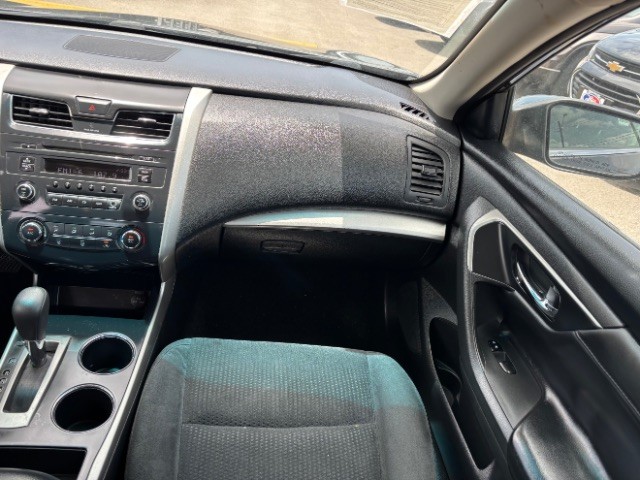 Nissan Altima Vehicle Full-screen Gallery Image 09