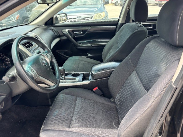 Nissan Altima Vehicle Full-screen Gallery Image 10