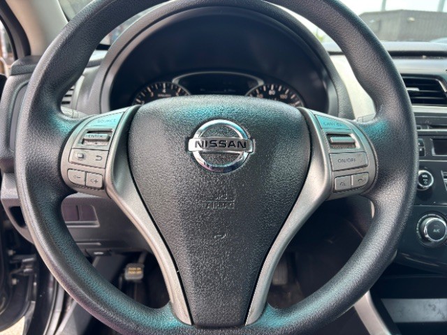 Nissan Altima Vehicle Full-screen Gallery Image 11