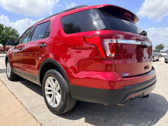 Ford Explorer Vehicle Full-screen Gallery Image 05