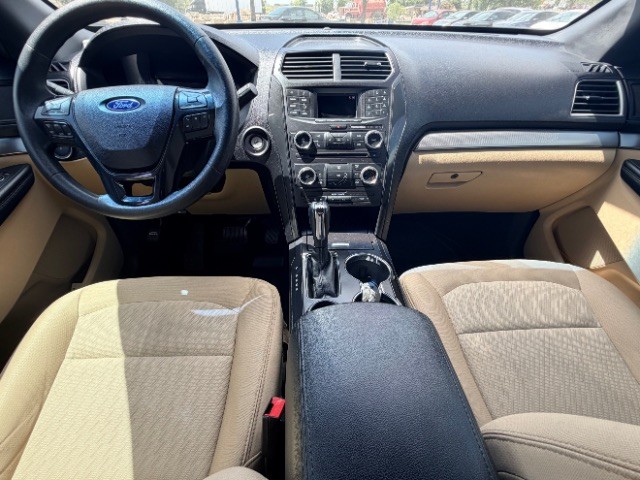 Ford Explorer Vehicle Full-screen Gallery Image 06