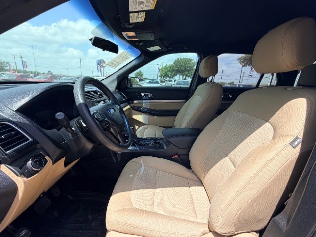 Ford Explorer Vehicle Full-screen Gallery Image 08