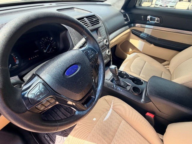 Ford Explorer Vehicle Full-screen Gallery Image 09