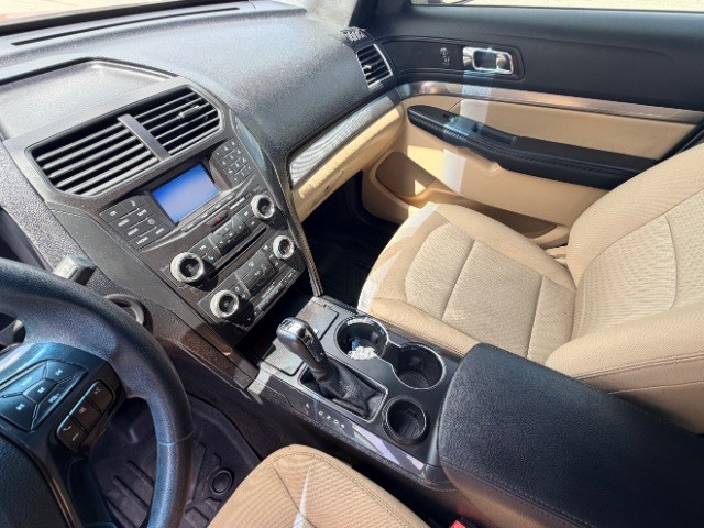Ford Explorer Vehicle Full-screen Gallery Image 10