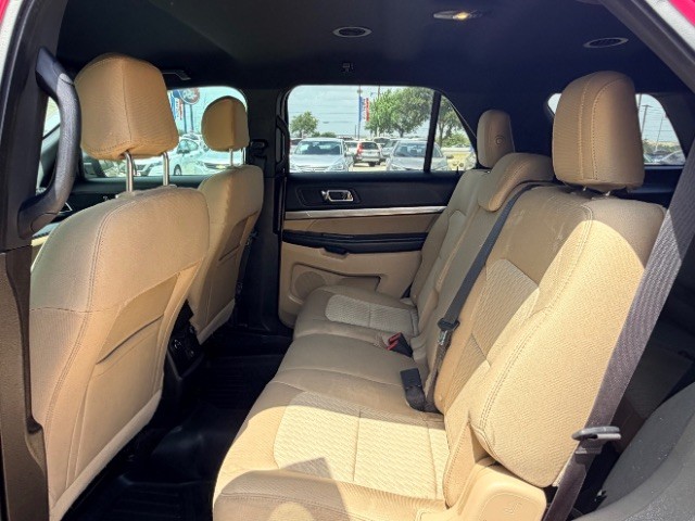 Ford Explorer Vehicle Full-screen Gallery Image 11