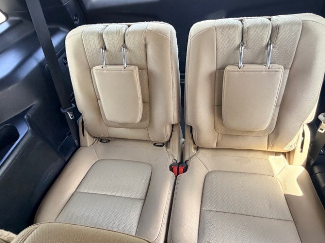 Ford Explorer Vehicle Full-screen Gallery Image 12