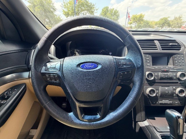 Ford Explorer Vehicle Full-screen Gallery Image 14