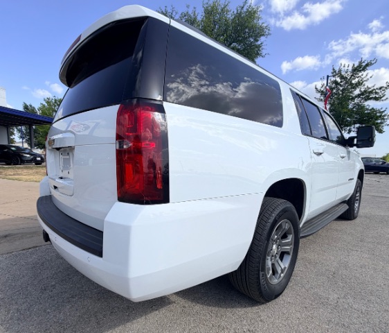 Chevrolet Suburban Vehicle Full-screen Gallery Image 04