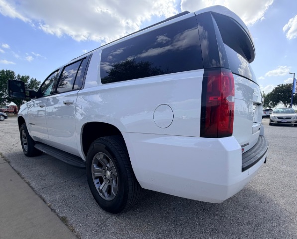 Chevrolet Suburban Vehicle Full-screen Gallery Image 05