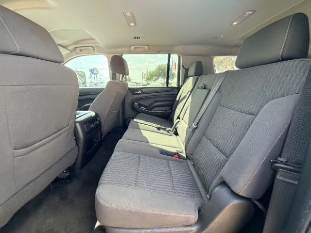 Chevrolet Suburban Vehicle Full-screen Gallery Image 11