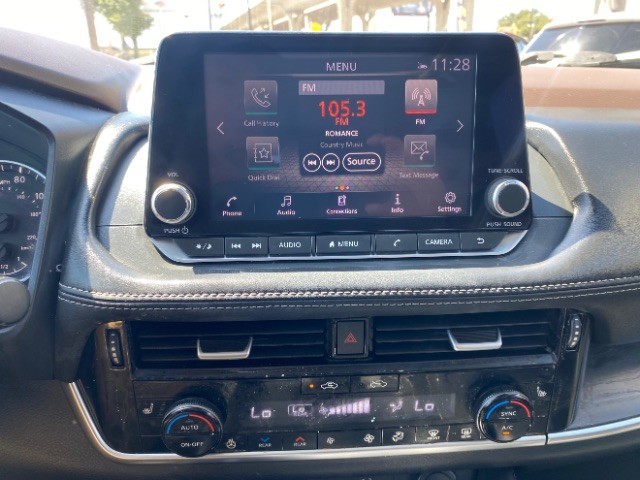 Nissan Rogue Vehicle Full-screen Gallery Image 12