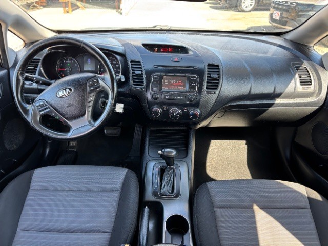 Kia Forte Vehicle Full-screen Gallery Image 06