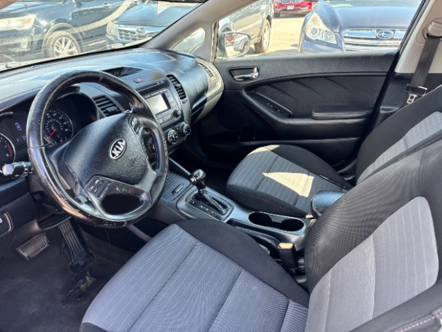 Kia Forte Vehicle Full-screen Gallery Image 07