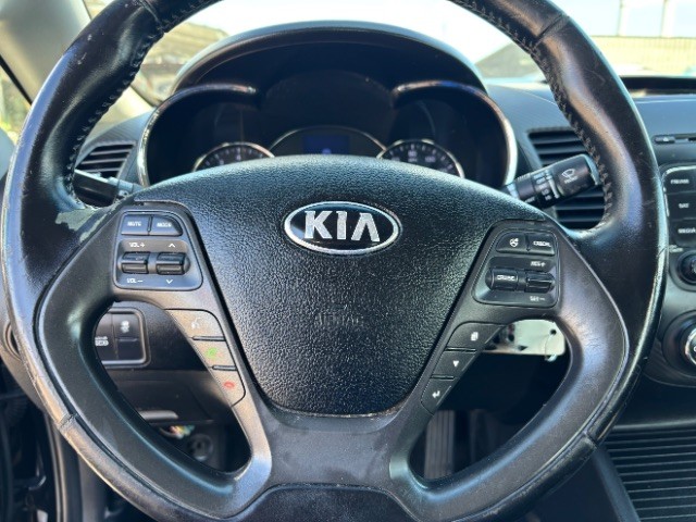 Kia Forte Vehicle Full-screen Gallery Image 09