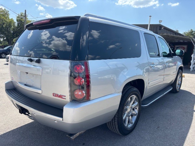 GMC Yukon XL Vehicle Full-screen Gallery Image 05