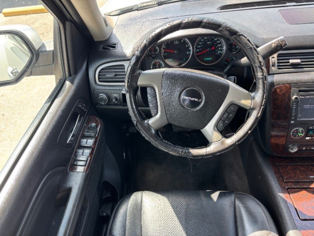 GMC Yukon XL Vehicle Full-screen Gallery Image 09